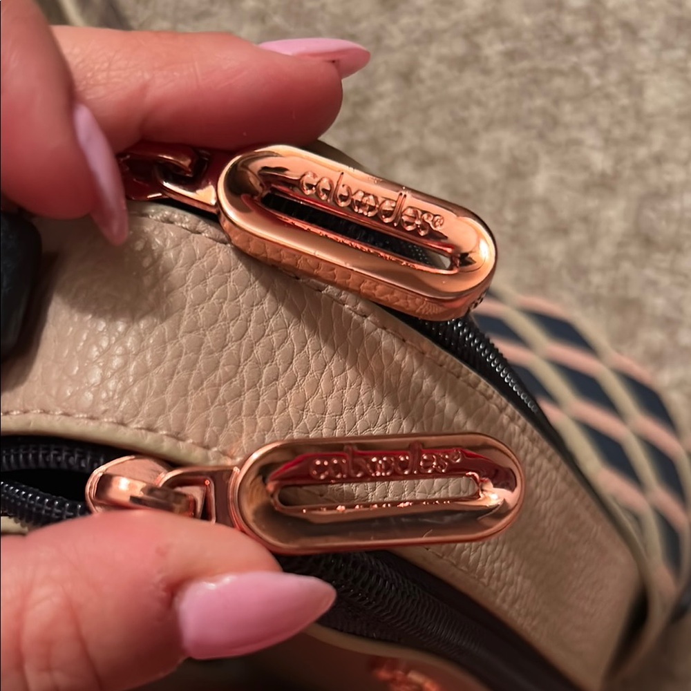Elegant Pink Crossbody Bag - Picture 4 of 7
